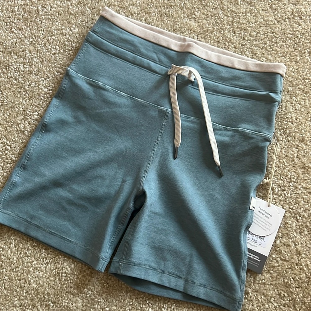 Vuori teal biker shorts size small